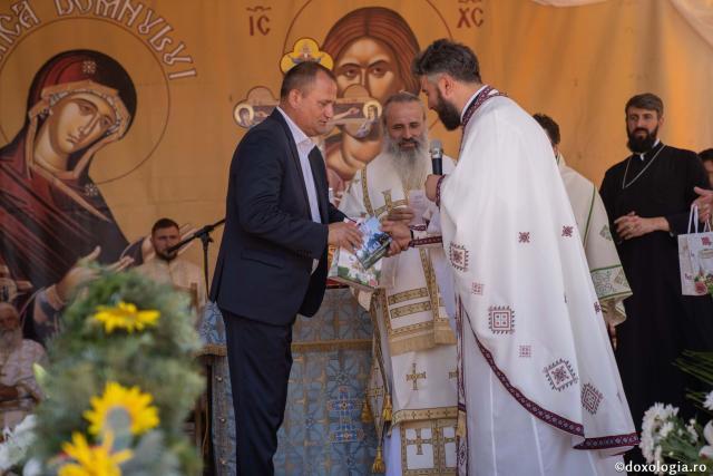 IPS Teofan și PS Veniamin au sfințit noua biserică din cimitirul Parohiei Dealu Mare