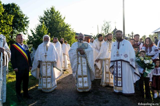 IPS Teofan și PS Veniamin au sfințit noua biserică din cimitirul Parohiei Dealu Mare