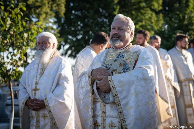 IPS Teofan și PS Veniamin au sfințit noua biserică din cimitirul Parohiei Dealu Mare