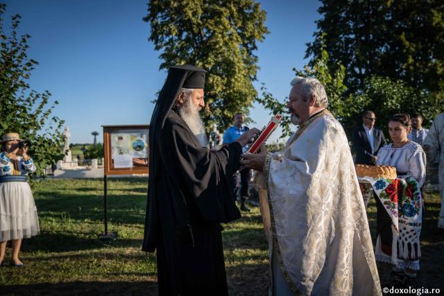 IPS Teofan și PS Veniamin au sfințit noua biserică din cimitirul Parohiei Dealu Mare