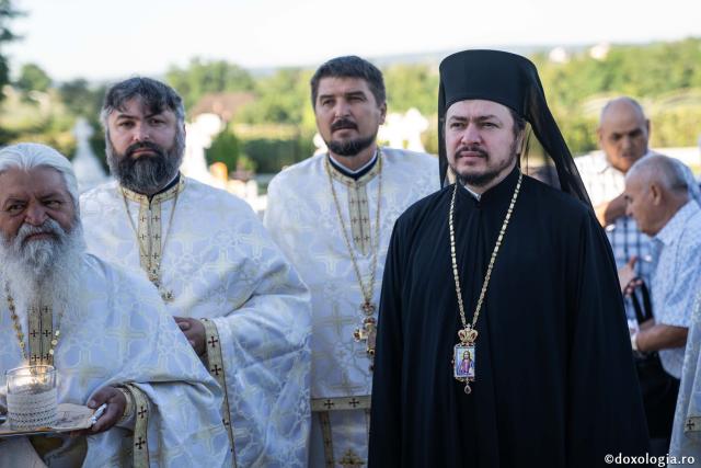 IPS Teofan și PS Veniamin au sfințit noua biserică din cimitirul Parohiei Dealu Mare