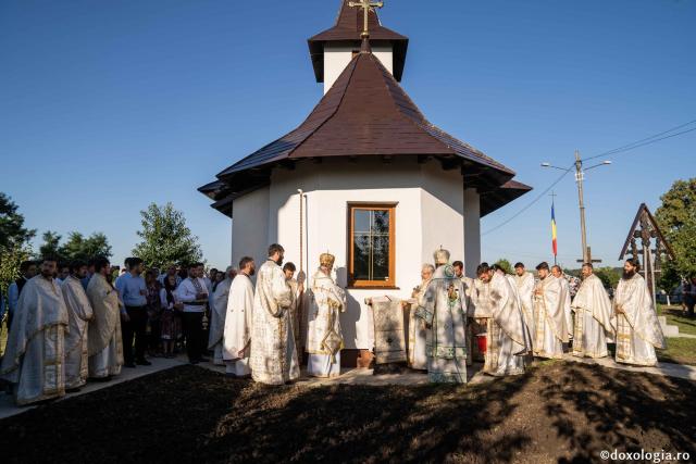 IPS Teofan și PS Veniamin au sfințit noua biserică din cimitirul Parohiei Dealu Mare