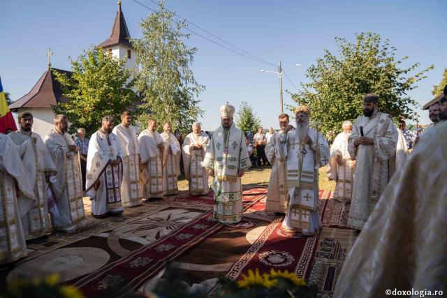 IPS Teofan și PS Veniamin au sfințit noua biserică din cimitirul Parohiei Dealu Mare