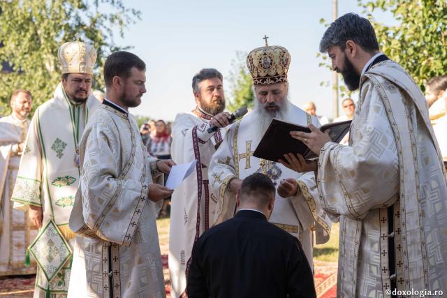 IPS Teofan și PS Veniamin au sfințit noua biserică din cimitirul Parohiei Dealu Mare