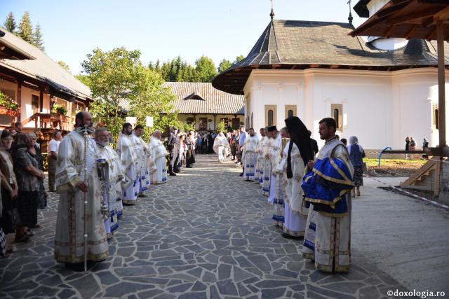 Trei ierarhi au slujit la hramul Mănăstirii Sihăstria. IPS Teofan: „Dorul de Dumnezeu a ajutat-o pe Sfânta Teodora să rabde frigul, singurătatea, ispitele demonice și foamea”