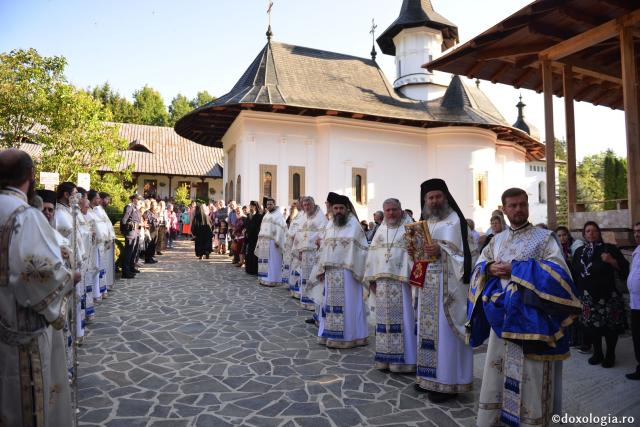Trei ierarhi au slujit la hramul Mănăstirii Sihăstria. IPS Teofan: „Dorul de Dumnezeu a ajutat-o pe Sfânta Teodora să rabde frigul, singurătatea, ispitele demonice și foamea”