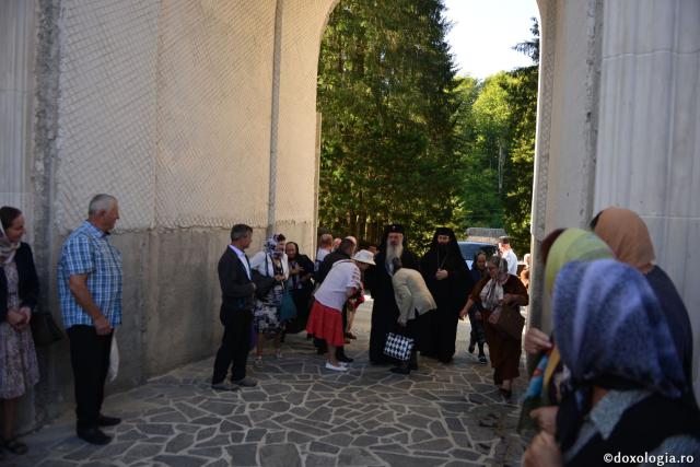 Trei ierarhi au slujit la hramul Mănăstirii Sihăstria. IPS Teofan: „Dorul de Dumnezeu a ajutat-o pe Sfânta Teodora să rabde frigul, singurătatea, ispitele demonice și foamea”