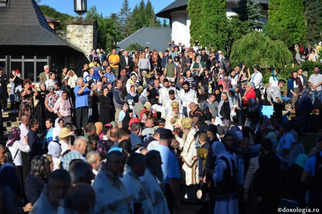 Trei ierarhi au slujit la hramul Mănăstirii Sihăstria. IPS Teofan: „Dorul de Dumnezeu a ajutat-o pe Sfânta Teodora să rabde frigul, singurătatea, ispitele demonice și foamea”