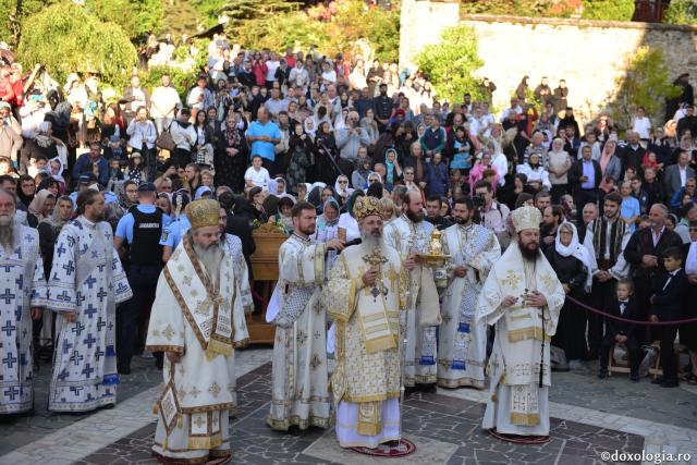 Trei ierarhi au slujit la hramul Mănăstirii Sihăstria. IPS Teofan: „Dorul de Dumnezeu a ajutat-o pe Sfânta Teodora să rabde frigul, singurătatea, ispitele demonice și foamea”