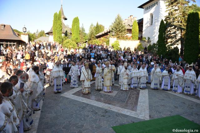 Trei ierarhi au slujit la hramul Mănăstirii Sihăstria. IPS Teofan: „Dorul de Dumnezeu a ajutat-o pe Sfânta Teodora să rabde frigul, singurătatea, ispitele demonice și foamea”