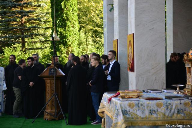 Trei ierarhi au slujit la hramul Mănăstirii Sihăstria. IPS Teofan: „Dorul de Dumnezeu a ajutat-o pe Sfânta Teodora să rabde frigul, singurătatea, ispitele demonice și foamea”