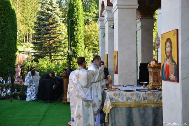 Trei ierarhi au slujit la hramul Mănăstirii Sihăstria. IPS Teofan: „Dorul de Dumnezeu a ajutat-o pe Sfânta Teodora să rabde frigul, singurătatea, ispitele demonice și foamea”