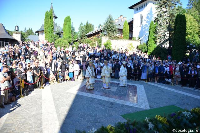 Trei ierarhi au slujit la hramul Mănăstirii Sihăstria. IPS Teofan: „Dorul de Dumnezeu a ajutat-o pe Sfânta Teodora să rabde frigul, singurătatea, ispitele demonice și foamea”