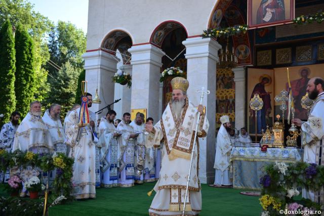 Trei ierarhi au slujit la hramul Mănăstirii Sihăstria. IPS Teofan: „Dorul de Dumnezeu a ajutat-o pe Sfânta Teodora să rabde frigul, singurătatea, ispitele demonice și foamea”