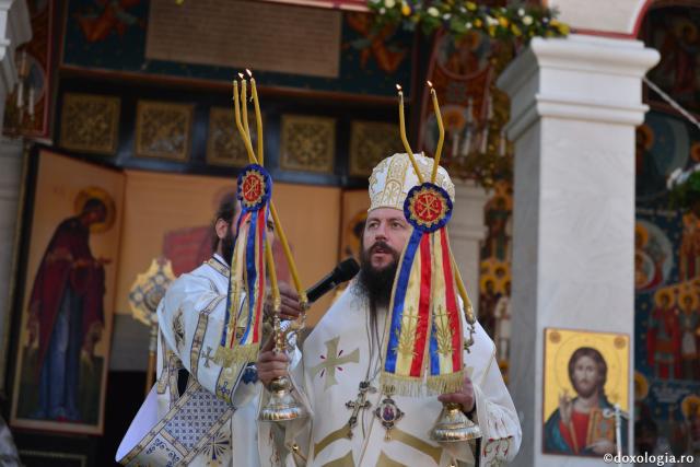 Trei ierarhi au slujit la hramul Mănăstirii Sihăstria. IPS Teofan: „Dorul de Dumnezeu a ajutat-o pe Sfânta Teodora să rabde frigul, singurătatea, ispitele demonice și foamea”