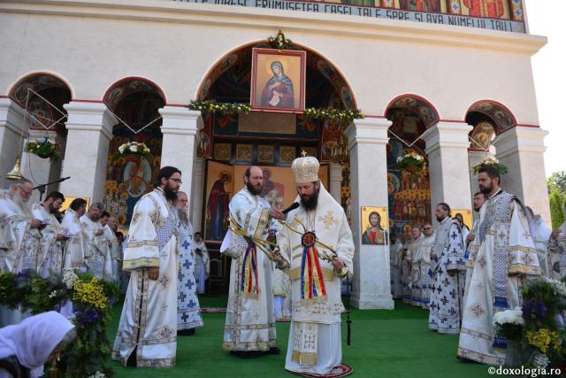 Trei ierarhi au slujit la hramul Mănăstirii Sihăstria. IPS Teofan: „Dorul de Dumnezeu a ajutat-o pe Sfânta Teodora să rabde frigul, singurătatea, ispitele demonice și foamea”