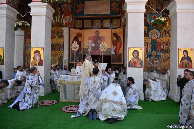 Trei ierarhi au slujit la hramul Mănăstirii Sihăstria. IPS Teofan: „Dorul de Dumnezeu a ajutat-o pe Sfânta Teodora să rabde frigul, singurătatea, ispitele demonice și foamea”