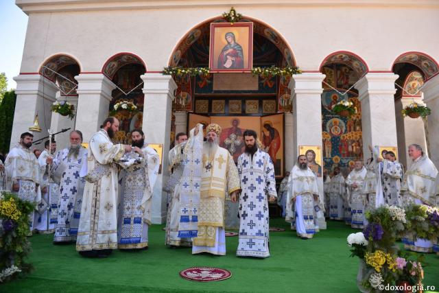 Trei ierarhi au slujit la hramul Mănăstirii Sihăstria. IPS Teofan: „Dorul de Dumnezeu a ajutat-o pe Sfânta Teodora să rabde frigul, singurătatea, ispitele demonice și foamea”