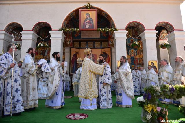 Trei ierarhi au slujit la hramul Mănăstirii Sihăstria. IPS Teofan: „Dorul de Dumnezeu a ajutat-o pe Sfânta Teodora să rabde frigul, singurătatea, ispitele demonice și foamea”