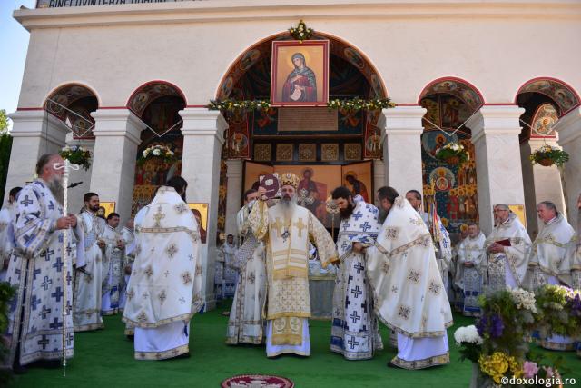Trei ierarhi au slujit la hramul Mănăstirii Sihăstria. IPS Teofan: „Dorul de Dumnezeu a ajutat-o pe Sfânta Teodora să rabde frigul, singurătatea, ispitele demonice și foamea”
