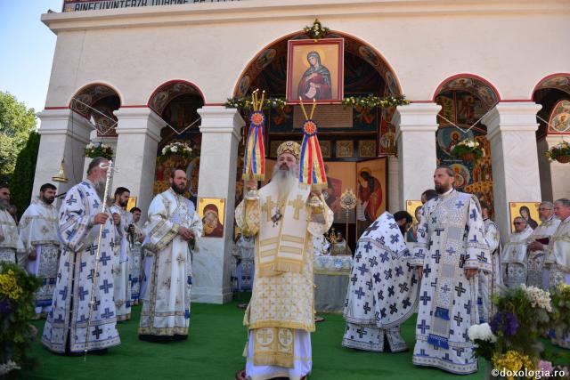 Trei ierarhi au slujit la hramul Mănăstirii Sihăstria. IPS Teofan: „Dorul de Dumnezeu a ajutat-o pe Sfânta Teodora să rabde frigul, singurătatea, ispitele demonice și foamea”