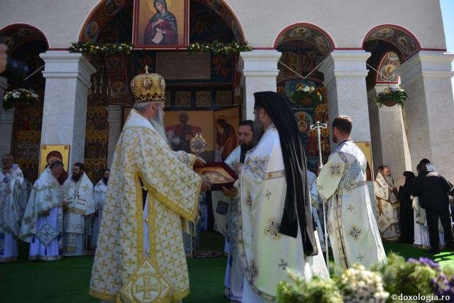 Trei ierarhi au slujit la hramul Mănăstirii Sihăstria. IPS Teofan: „Dorul de Dumnezeu a ajutat-o pe Sfânta Teodora să rabde frigul, singurătatea, ispitele demonice și foamea”