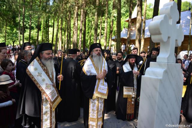 Trei ierarhi au slujit la hramul Mănăstirii Sihăstria. IPS Teofan: „Dorul de Dumnezeu a ajutat-o pe Sfânta Teodora să rabde frigul, singurătatea, ispitele demonice și foamea”