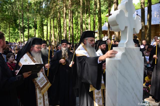 Trei ierarhi au slujit la hramul Mănăstirii Sihăstria. IPS Teofan: „Dorul de Dumnezeu a ajutat-o pe Sfânta Teodora să rabde frigul, singurătatea, ispitele demonice și foamea”