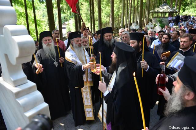 Trei ierarhi au slujit la hramul Mănăstirii Sihăstria. IPS Teofan: „Dorul de Dumnezeu a ajutat-o pe Sfânta Teodora să rabde frigul, singurătatea, ispitele demonice și foamea”