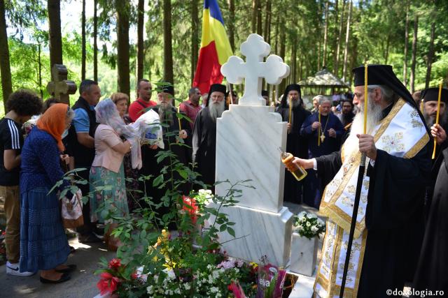 Trei ierarhi au slujit la hramul Mănăstirii Sihăstria. IPS Teofan: „Dorul de Dumnezeu a ajutat-o pe Sfânta Teodora să rabde frigul, singurătatea, ispitele demonice și foamea”