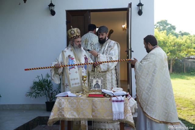 Sfințire de casă socială în Parohia Avrămeni. IPS Teofan: „Viața creștinului este o Cruce zilnică”
