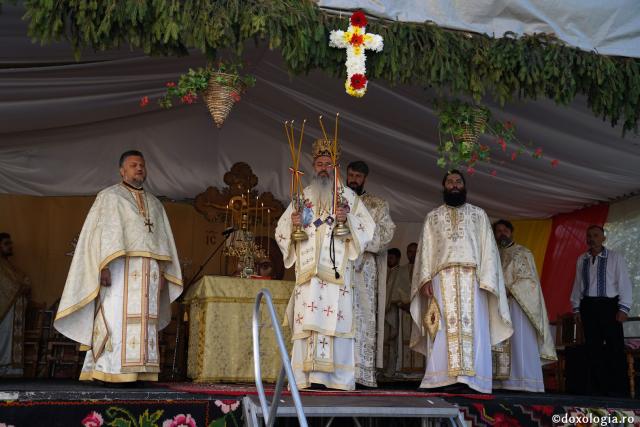 Sfințire de casă socială în Parohia Avrămeni. IPS Teofan: „Viața creștinului este o Cruce zilnică”