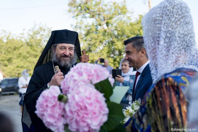 PS Nichifor, la sfințirea altarului de vară al Mănăstirii Piatra Sfântă: „În biserică învățăm să ne cinstim unii pe alții și să ne purtăm neputințele”