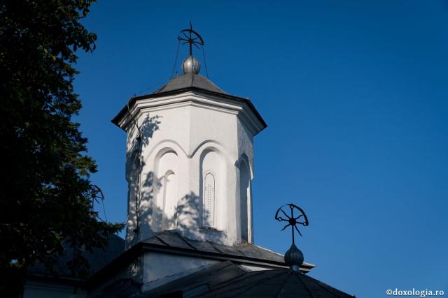 PS Nichifor, la sfințirea altarului de vară al Mănăstirii Piatra Sfântă: „În biserică învățăm să ne cinstim unii pe alții și să ne purtăm neputințele”