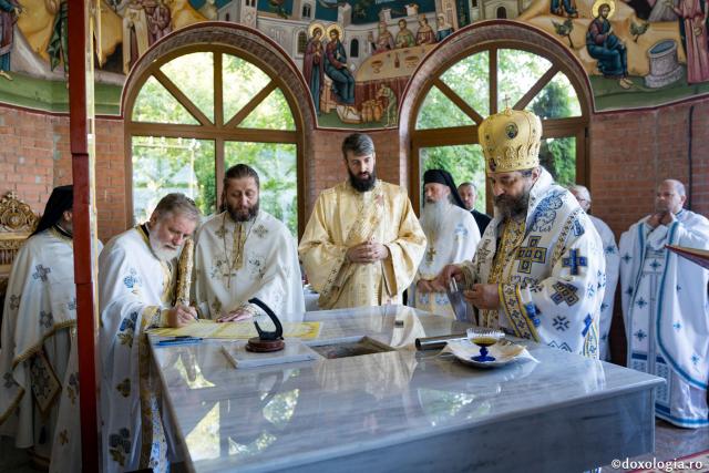 PS Nichifor, la sfințirea altarului de vară al Mănăstirii Piatra Sfântă: „În biserică învățăm să ne cinstim unii pe alții și să ne purtăm neputințele”