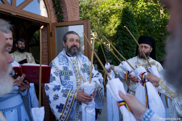 PS Nichifor, la sfințirea altarului de vară al Mănăstirii Piatra Sfântă: „În biserică învățăm să ne cinstim unii pe alții și să ne purtăm neputințele”