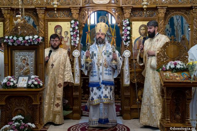 PS Nichifor, la sfințirea altarului de vară al Mănăstirii Piatra Sfântă: „În biserică învățăm să ne cinstim unii pe alții și să ne purtăm neputințele”