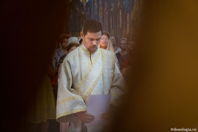 PS Nichifor, la sfințirea altarului de vară al Mănăstirii Piatra Sfântă: „În biserică învățăm să ne cinstim unii pe alții și să ne purtăm neputințele”