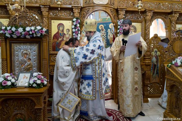 PS Nichifor, la sfințirea altarului de vară al Mănăstirii Piatra Sfântă: „În biserică învățăm să ne cinstim unii pe alții și să ne purtăm neputințele”