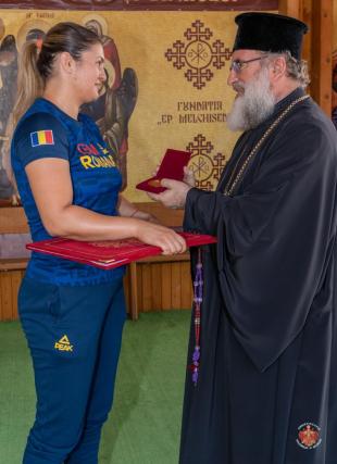 Sportiva romașcană Bianca Florentina Ghelber, premiată de IPS Ioachim