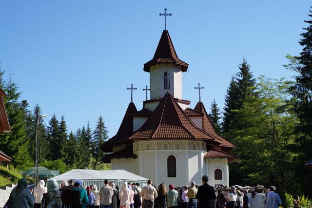 Liturghie arhierească de ziua Sfintei Teodora de la Sihla la Schitul Răpciunița – Poiana Maicilor, Neamț