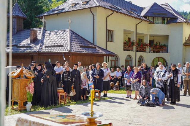 Liturghie arhierească de ziua Sfintei Teodora de la Sihla la Schitul Răpciunița – Poiana Maicilor, Neamț