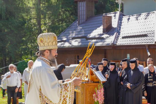 Liturghie arhierească de ziua Sfintei Teodora de la Sihla la Schitul Răpciunița – Poiana Maicilor, Neamț