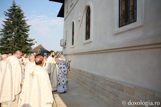 Biserica din comuna Broscăuți a fost sfințită. IPS Teofan: „Hristos să nu fie departe de noi!”