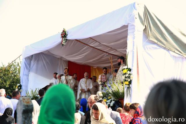 Biserica din comuna Broscăuți a fost sfințită. IPS Teofan: „Hristos să nu fie departe de noi!”