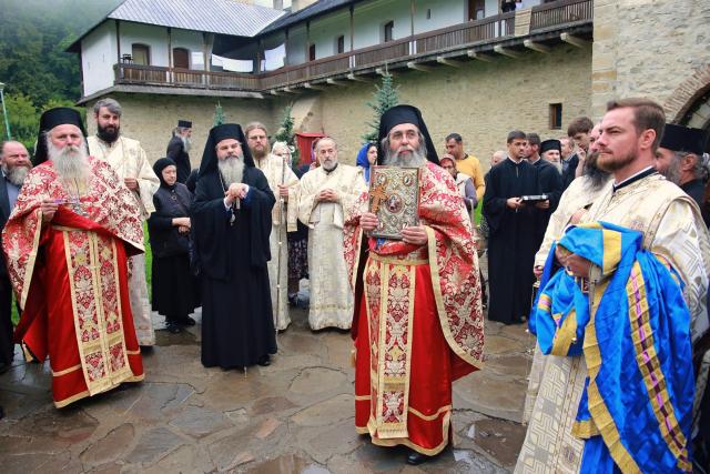 Tăierea Capului Sfântului Ioan Botezătorul - Doi ierarhi au slujit la hramul Mănăstirii Secu