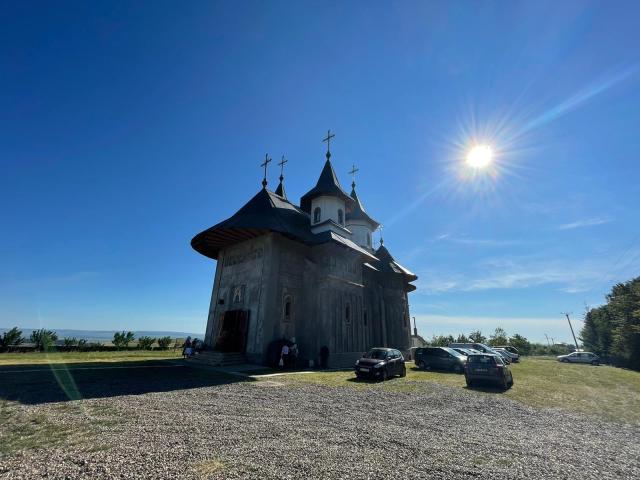 Liturghie arhierească la hramul Mănăstirii „Sfânta Teodora de la Sihla” – Codrii Pașcanilor