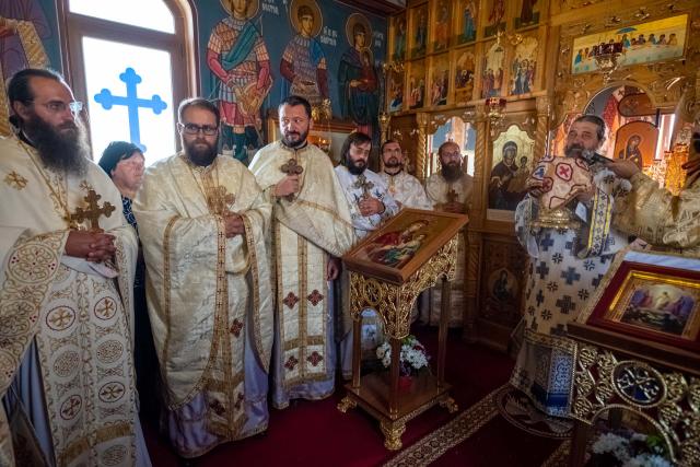 Liturghie arhierească și sfințire de clopotniță la Parohia Bordea