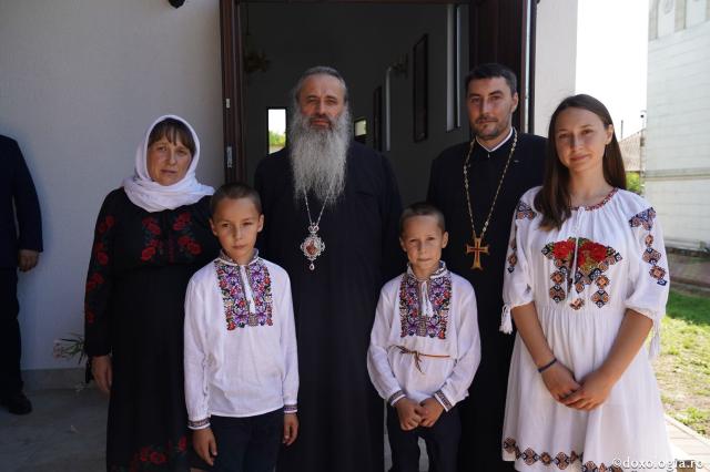 Sfințire de casă socială în Parohia Avrămeni. IPS Teofan: „Viața creștinului este o Cruce zilnică”