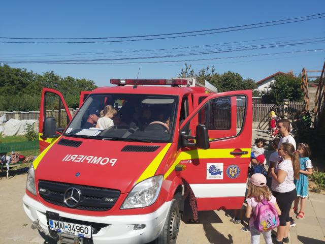 Pompierii ieșeni, alături de copiii Parohiei Pietrărie din Comuna Bârnova